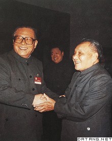 1989年11月6日中共十三届五中全会上，江泽民与邓小平在一起