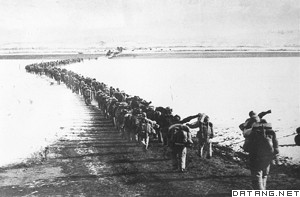 中国人民志愿军跨过鸭绿江，赴朝鲜参战