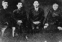 刘艺舟（左一）与吴玉宝、梅兰芳、余洪元合影