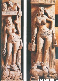 左《葡萄酒神药叉女》，右《逗弄鹦鹉的药叉女》（约前2世纪）