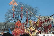中国春节期间，北京街头的民间工艺品