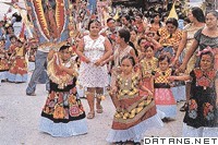 身着民族服饰的墨西哥人妇女儿童
