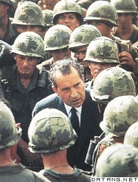 越战期间，尼克松在越南视察美国军队