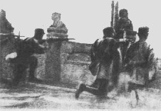 七七事变中，中国守军在卢沟桥与日军作战