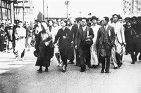 1936年5月31日，沈钧儒在上海参加游行（左一）