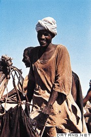 骑骆驼的苏丹人男子