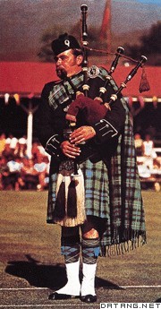 吹奏民族乐器的苏格兰人男子