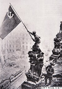 苏军攻克柏林后，士兵在大楼废墟顶上挥舞苏联国旗