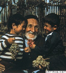 塔塔尔族老人与儿童