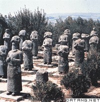 乾陵六十一王宾石人像，是武则天为纪念参加高宗葬礼的少数民族首领和使节特地雕刻的