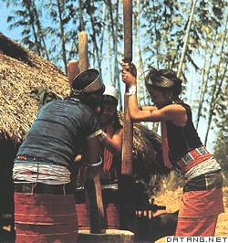舂米的佤族妇女