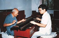 吴景略（左）在指导学生弹古琴