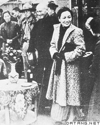 蒋介石、宋美龄在江西南昌街头巡视新生活运动