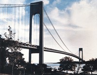 美国韦拉扎诺海峡桥为世界上大跨度公路悬索桥之一