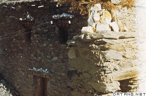 中国羌族至今仍保存原始宗教习惯：以白色石英供奉房角作为神的象征