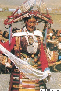 身着民族服饰的藏族妇女