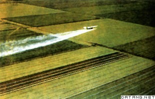 飞机喷洒农药灭虫