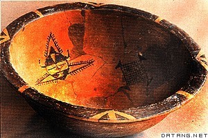 鱼面网纹彩陶盆（新石器时代）