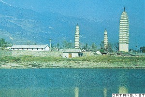 耸立于洱海之滨的崇圣寺三塔