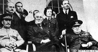 （左起）斯大林、罗斯福、丘吉尔在会议期间合影