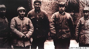 1948年淮海战役时，邓小平同中共淮海战役总前委其他领导人合影