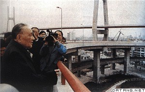 1992年邓小平视察上海南浦大桥