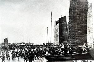 登船准备渡江的中国人民解放军