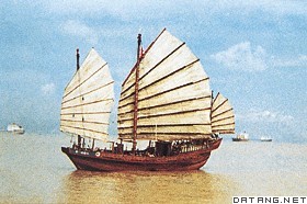 航行中的木帆船