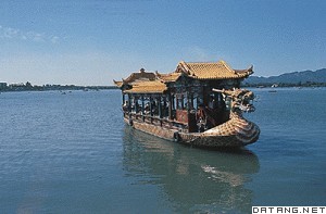 北京颐和园昆明湖上的仿古龙舟