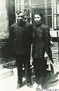 1953年冯雪峰与夫人在北京家中