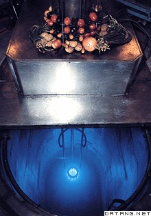 钴60辐照装置。正在进行蔬菜的辐照保鲜试验，蓝光为切伦科夫辐射