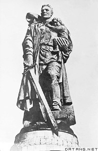武切季奇《苏军战士》（雕塑）