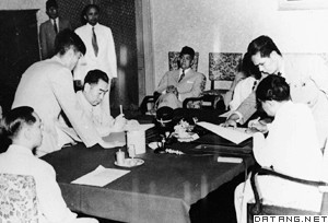 1955年4月22日中国总理周恩来在中国和印度尼西亚关于双重国籍问题的和约上签字