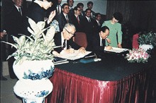 海峡两岸关系协会与海峡交流基金会于1993年4月在北京举行会谈图为会谈后的签字仪式