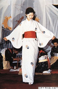 身着和服的日本女性