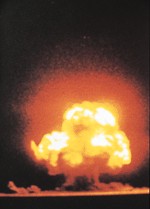 1945年7月16日，世界第一颗原子弹在美国试爆