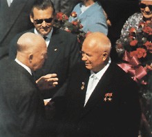 1959年赫鲁晓夫（右）同美国总统艾森豪威尔在戴维营会晤