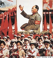 文化大革命期间，集体朗读《毛主席语录》的红卫兵