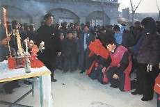 中国陕西北部农村婚礼中的拜天地